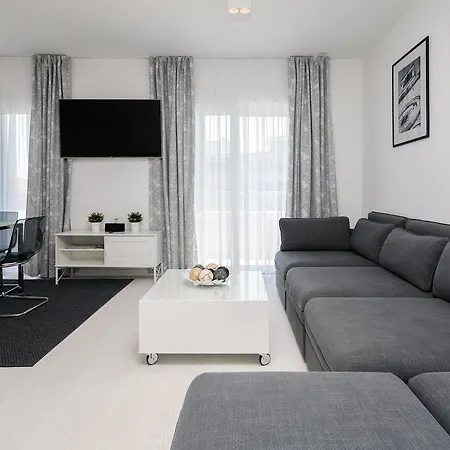 S Luxury Apartment *