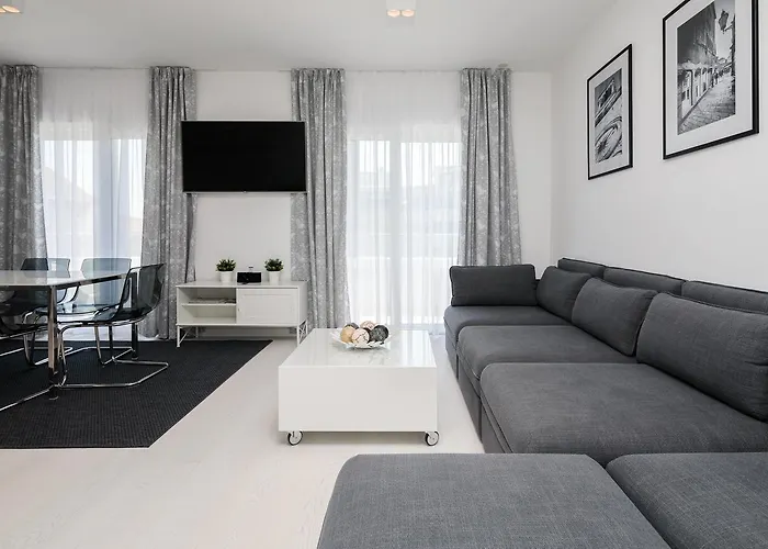 S Luxury Apartment *